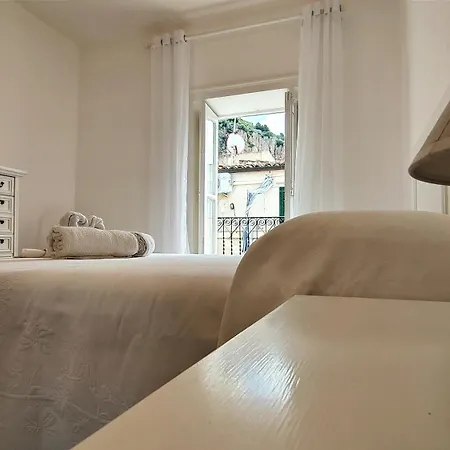 Tra I Tetti Del Borgo チェファル