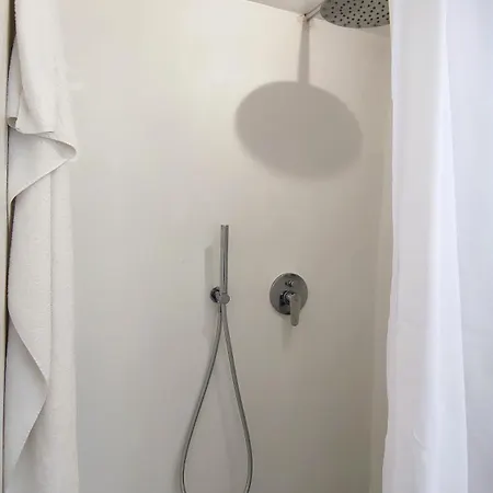 Tra I Tetti Del Borgo チェファル