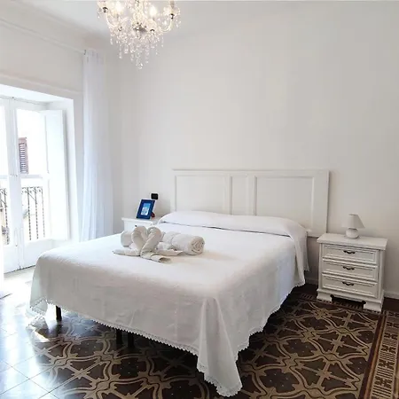 아파트 Tra I Tetti Del Borgo 체팔루