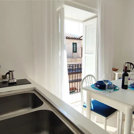Tra I Tetti Del Borgo Apartment *