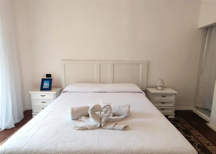 Tra I Tetti Del Borgo Cefalu